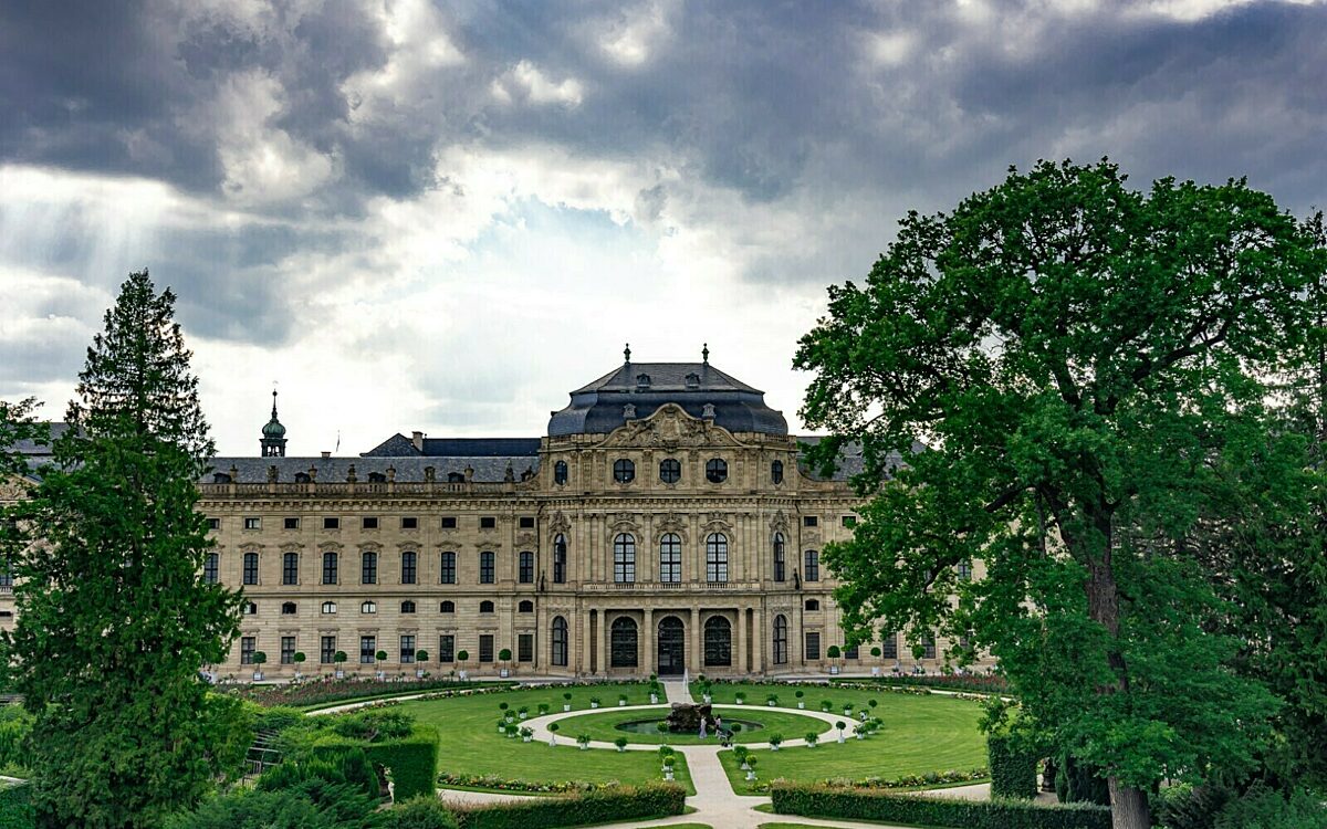 Residenz Würzburg Ansicht erhöht vom Residenzgarten, bewölkt mit Bäumen Residenz Würzburg Ansicht erhöht vom Residenzgarten, bewölkt mit Bäumen