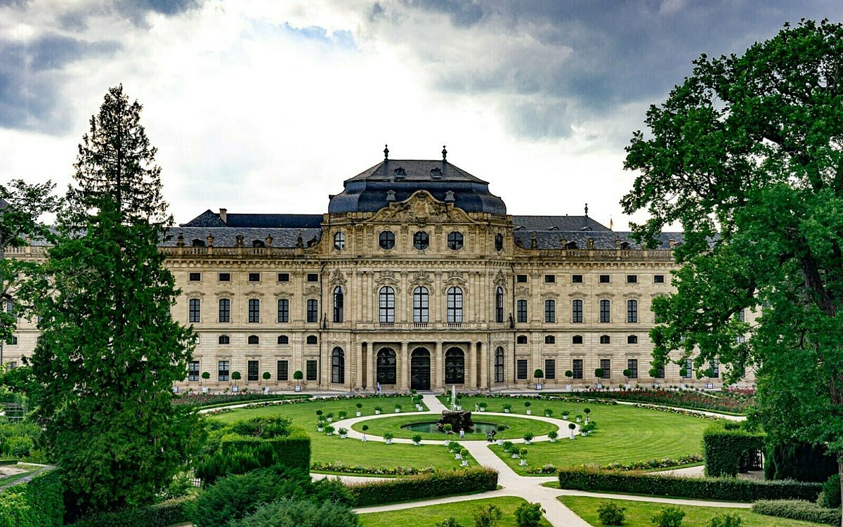 Residenz Würzburg erhöht vom Residenzgarten bedekter Himmel bei Sonnenschein Residenz Würzburg erhöht vom Residenzgarten bedekter Himmel bei Sonnenschein