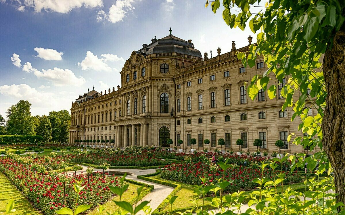 Residenz Würzburg Seitenansicht Residenzgarten mit Blumen, Wolken und Sonnenschein Residenz Würzburg Seitenansicht Residenzgarten mit Blumen, Wolken und Sonnenschein