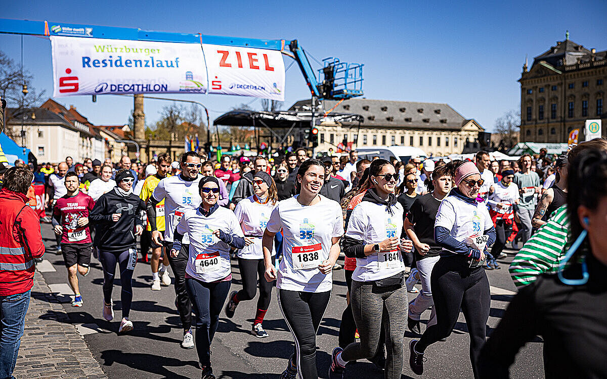 Läuferinnen und Läufer starten beim Residenzlauf 2025 Läuferinnen und Läufer starten beim Residenzlauf 2025