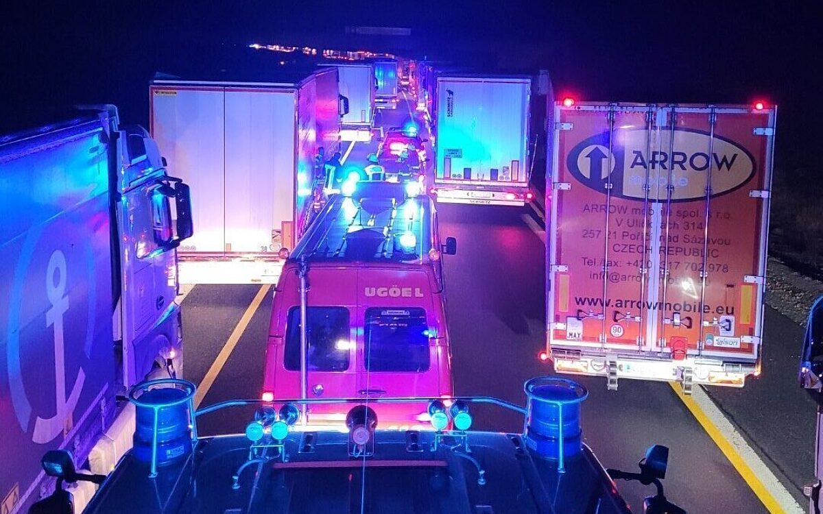 LKW und Autos blockieren Einsatzkräften auf der A3 den Weg LKW und Autos blockieren Einsatzkräften auf der A3 den Weg