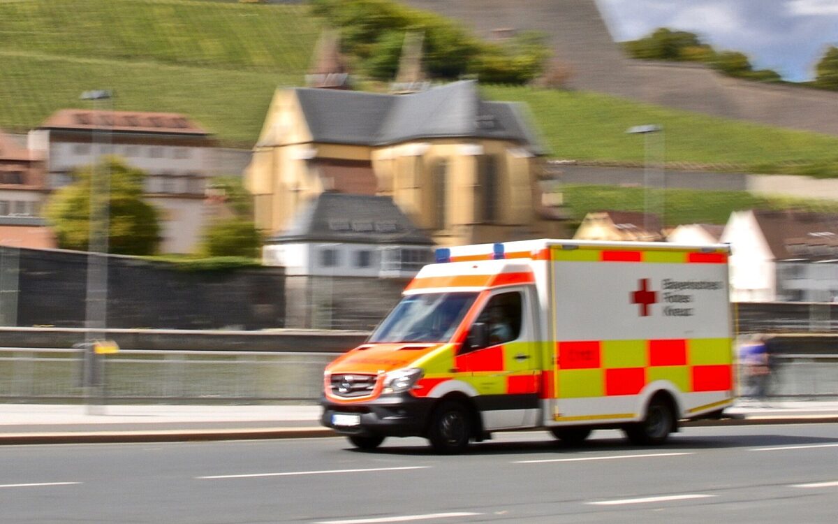 Ein Rettungswagen des Bayerischen Roten Kreuz fährt am Mainkai Ein Rettungswagen des Bayerischen Roten Kreuz fährt am Mainkai