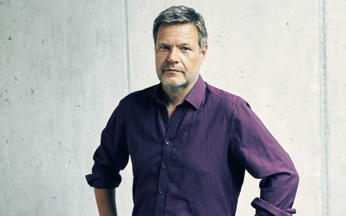 Robert Habeck in einem lila Hemd Robert Habeck in einem lila Hemd