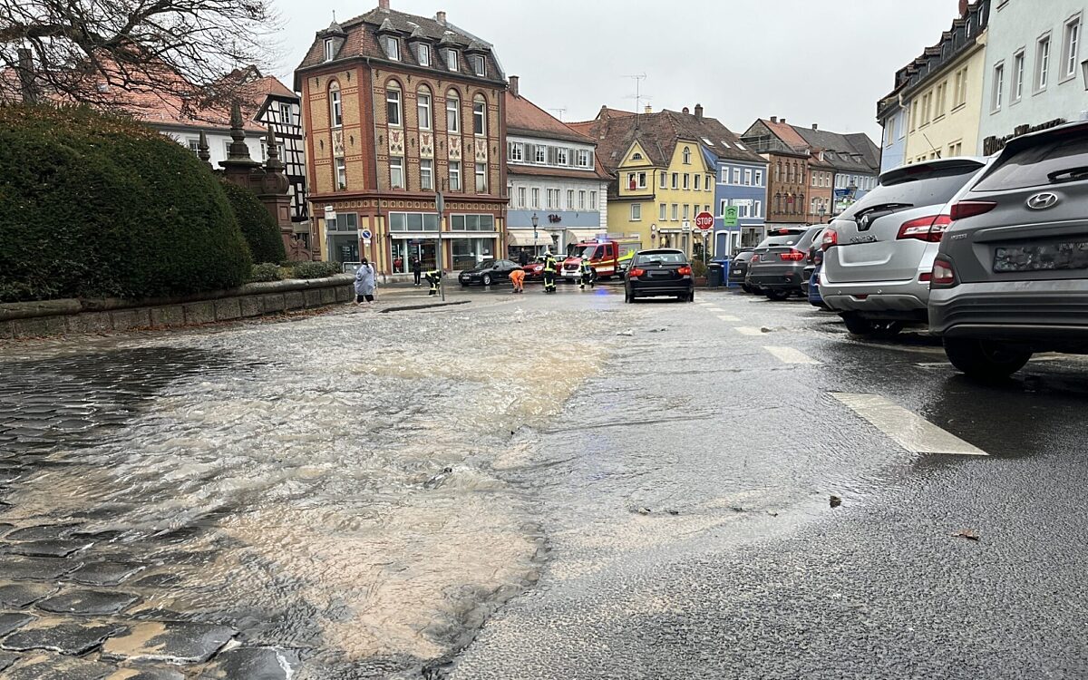 Der Bereich Königsplatz / Kaiserstraße in Kitzingen ist von Wasser geflutet. Grund: Ein Rohrbruch