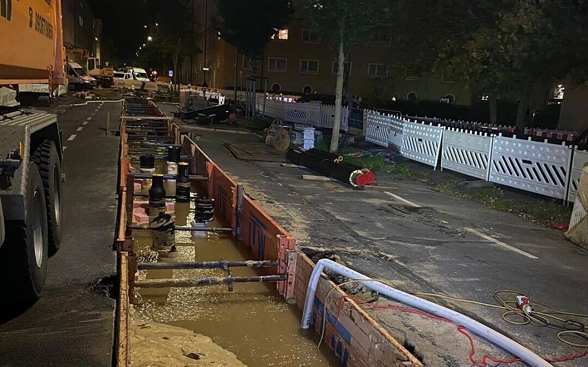 Wasser steht in einer Baugrube in der Hartmannstraße Wasser steht in einer Baugrube in der Hartmannstraße