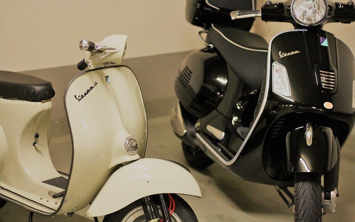 Zwei Roller stehen geparkt nebeneinander Zwei Roller stehen geparkt nebeneinander