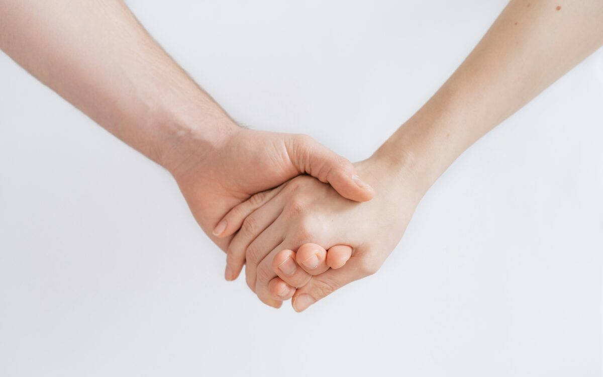 Symbolbild Hand in Hand