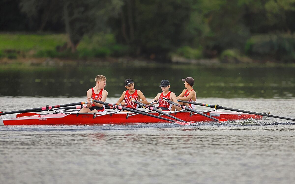 Vier Ruderer sitzen in einem Boot Vier Ruderer sitzen in einem Boot