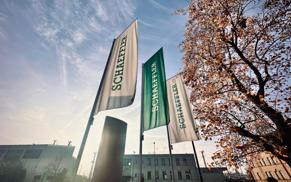 Flaggen mit dem Logo des Unternehmens Schaeffler vor dem Werk in Schweinfurt Flaggen mit dem Logo des Unternehmens Schaeffler vor dem Werk in Schweinfurt