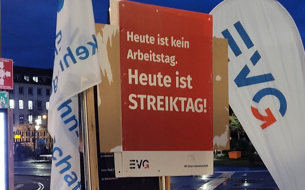 Ein Streik-Schild beim EVG-Streik Ein Streik-Schild beim EVG-Streik