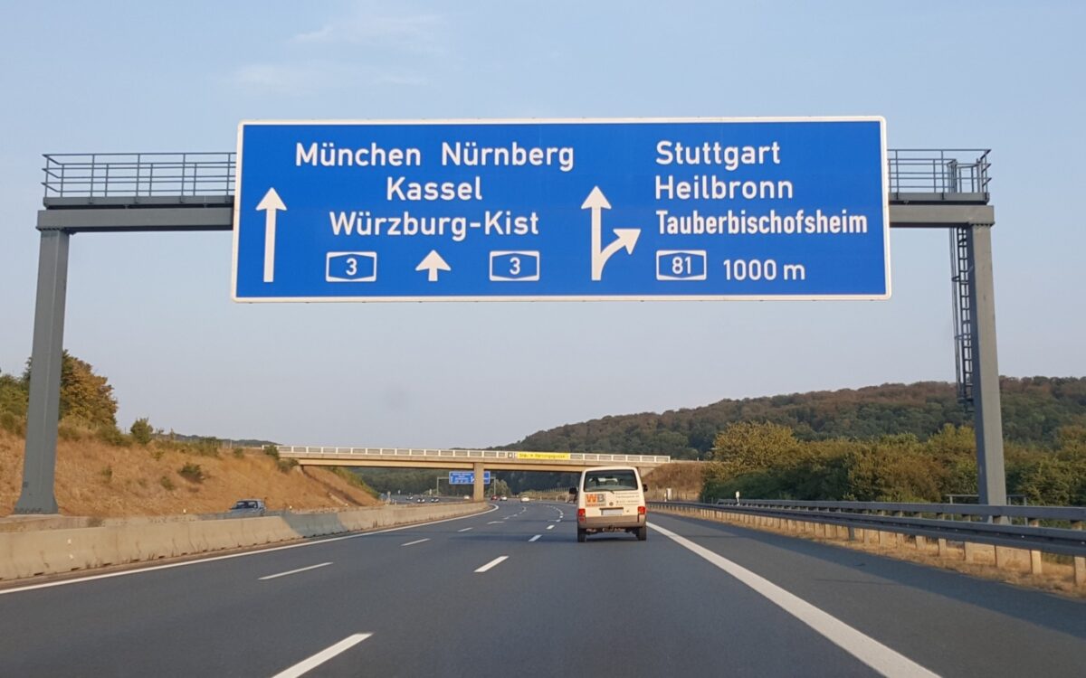 Eine Schilderbrücke überspannt die Autobahn Eine Schilderbrücke überspannt die Autobahn