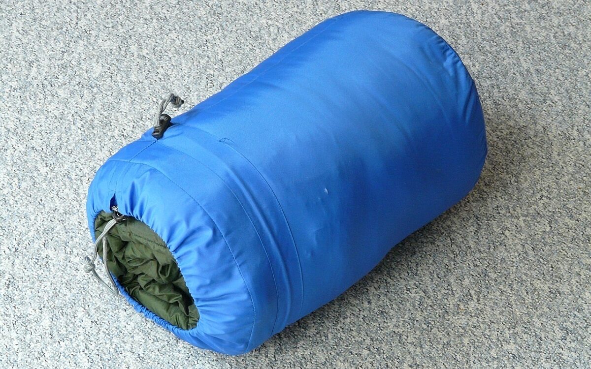 Ein zusammengerollter Schlafsack Ein zusammengerollter Schlafsack