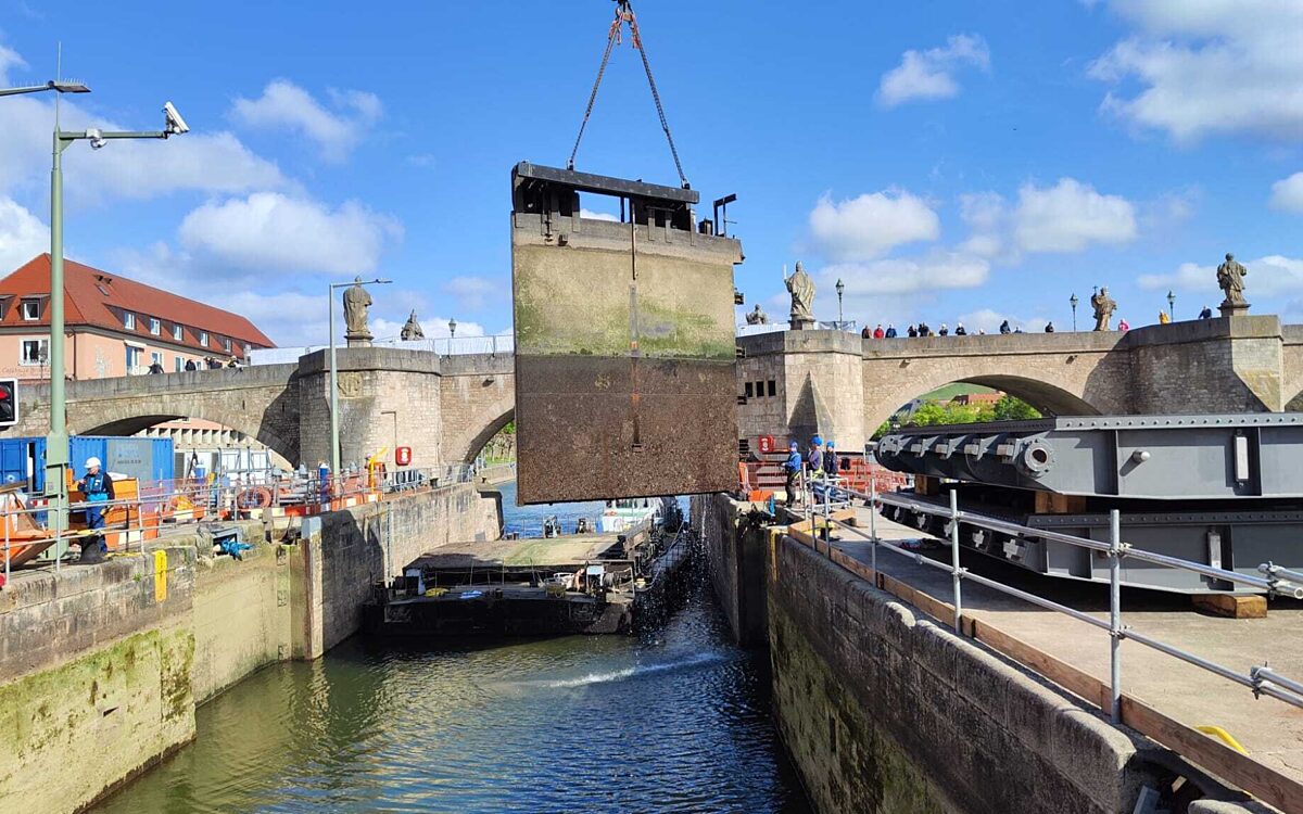 Ein Flügel des Schleusentors an der Alten Mainbrücke wird aus dem Wasser gehoben Ein Flügel des Schleusentors an der Alten Mainbrücke wird aus dem Wasser gehoben