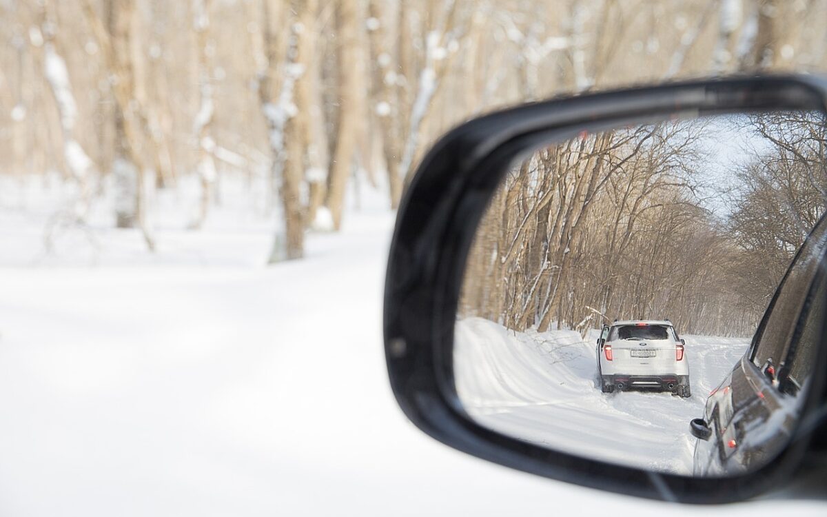 Autos auf einer verschneiten Straße Autos auf einer verschneiten Straße