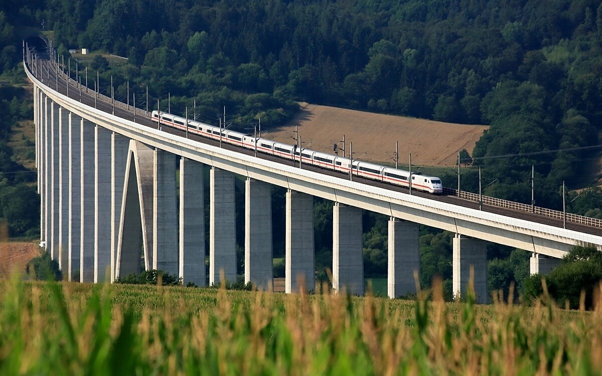 Ein ICE auf einer Brücke auf der Schnellfahrstrecke Würzburg-Fulda Ein ICE auf einer Brücke auf der Schnellfahrstrecke Würzburg-Fulda