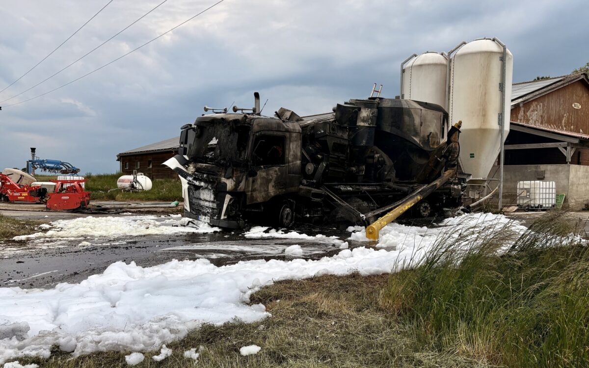 Der ausgebrannte LKW nachdem er mit einer Stromleitung in Berührung gekommen war Der ausgebrannte LKW nachdem er mit einer Stromleitung in Berührung gekommen war