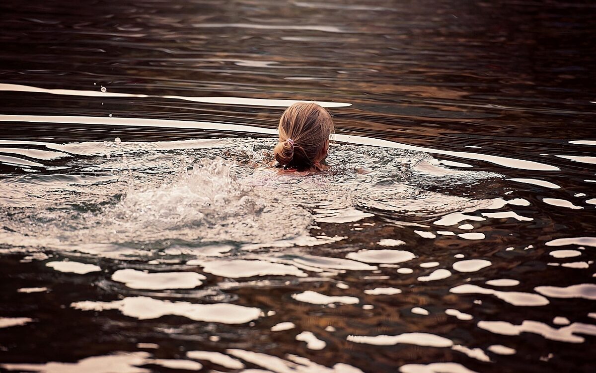 Eine Frau schwimmt in einem See