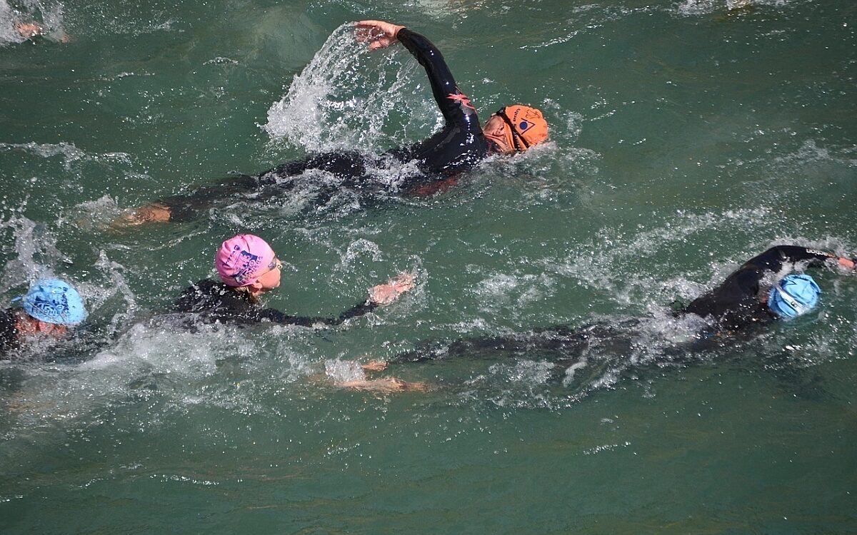 Schwimmer bei einem Triathlon im Wasser Schwimmer bei einem Triathlon im Wasser