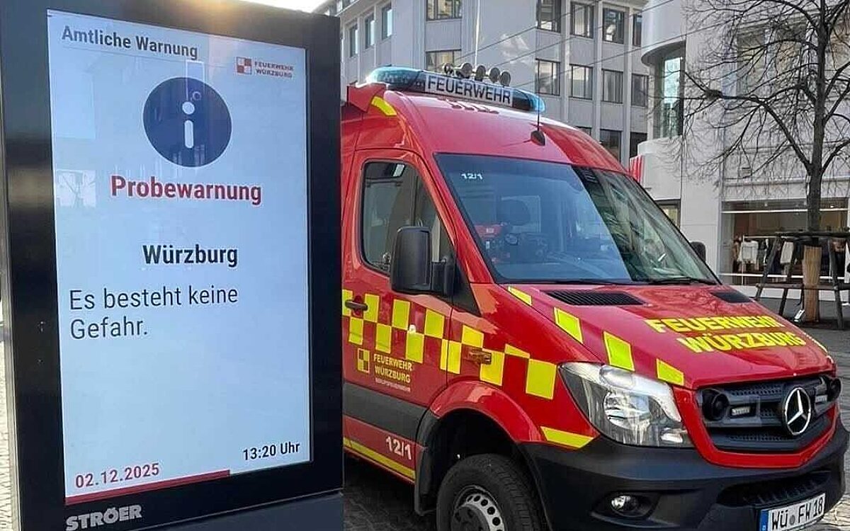 Ein Info-Screen in der Innenstadt zeigt eine Test-Warnmeldung an Ein Info-Screen in der Innenstadt zeigt eine Test-Warnmeldung an