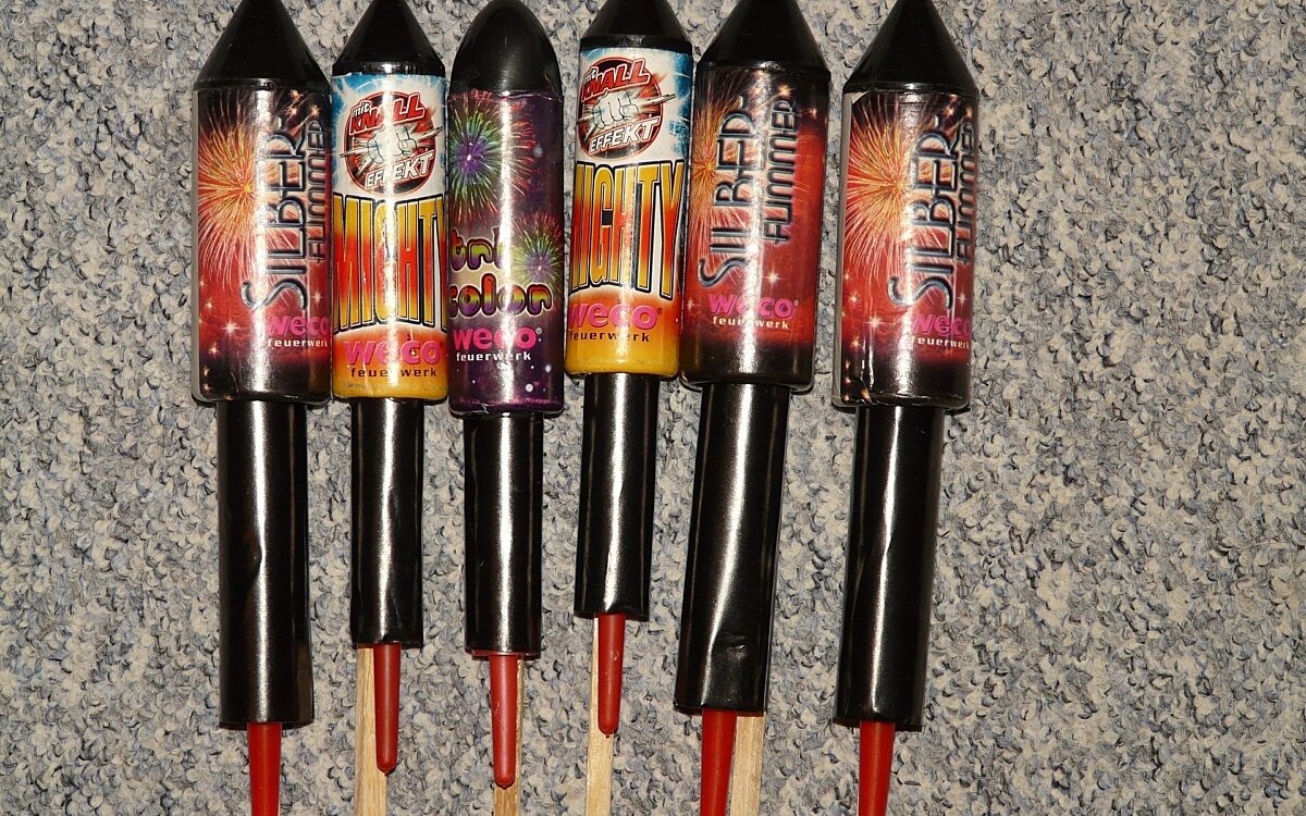 Mehrere Silvesterraketen liegen nebeneinander Mehrere Silvesterraketen liegen nebeneinander