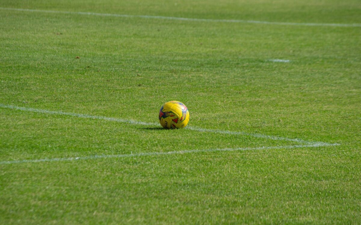 Fußball liegt auf Rasen Fußballplatz