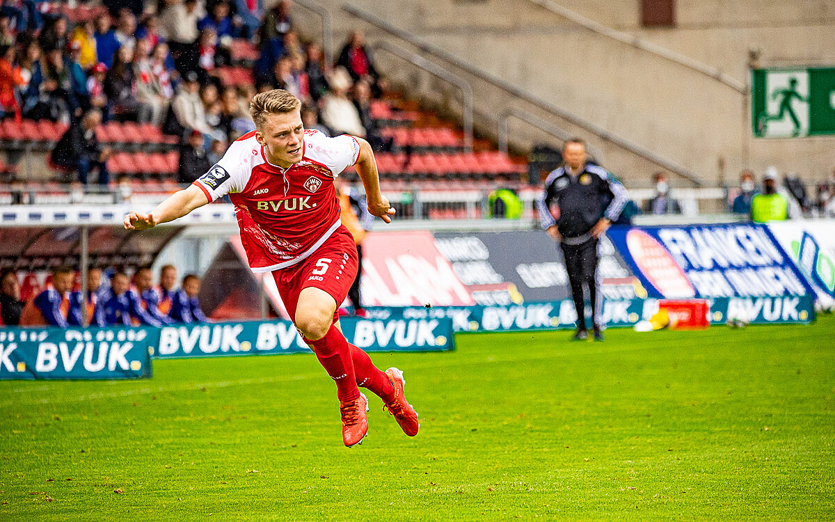 Leon Schneider Spieler Würzburger Kickers 2021-22 Leon Schneider Spieler Würzburger Kickers 2021-22