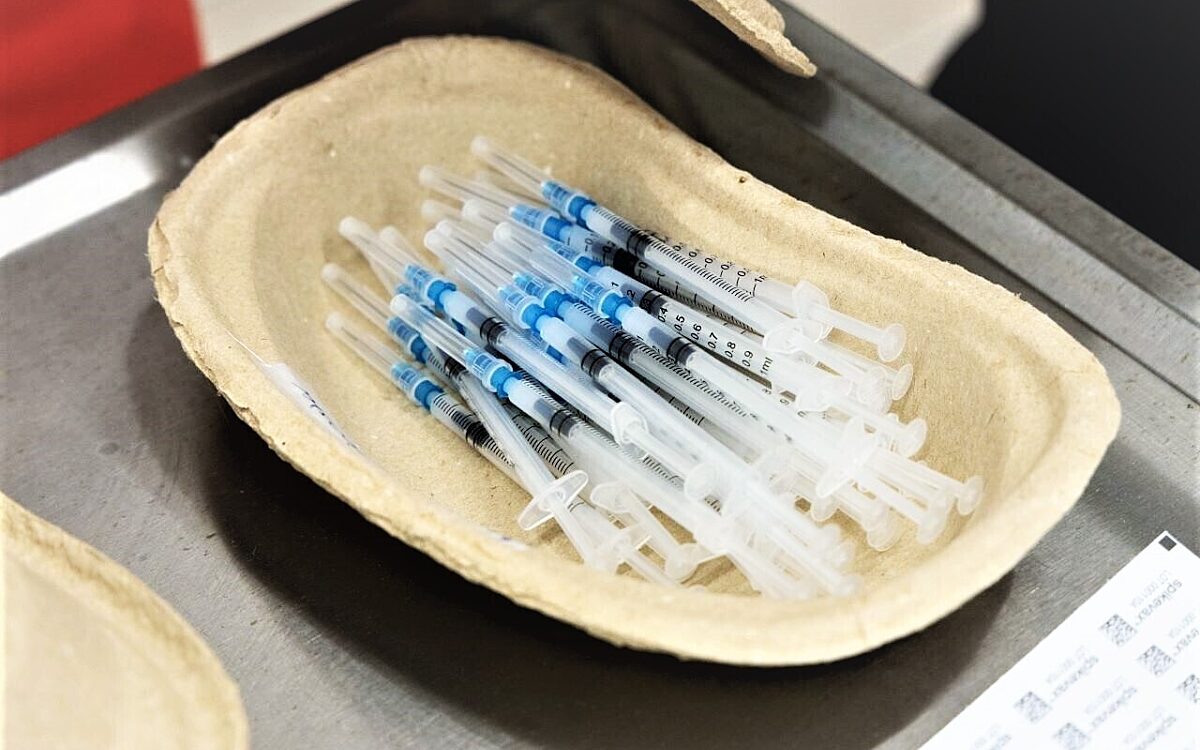 Viele Spritzen in einer Schale Viele Spritzen in einer Schale