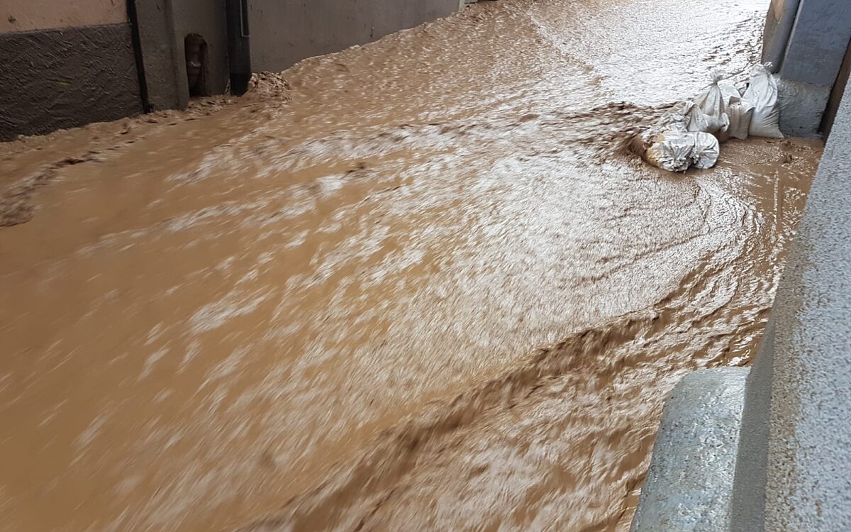 Eine Straße ist nach einem Starkregen überflutet. Dieses Beispielbild zeigt eine Straße in Winterhausen Eine Straße ist nach einem Starkregen überflutet. Dieses Beispielbild zeigt eine Straße in Winterhausen