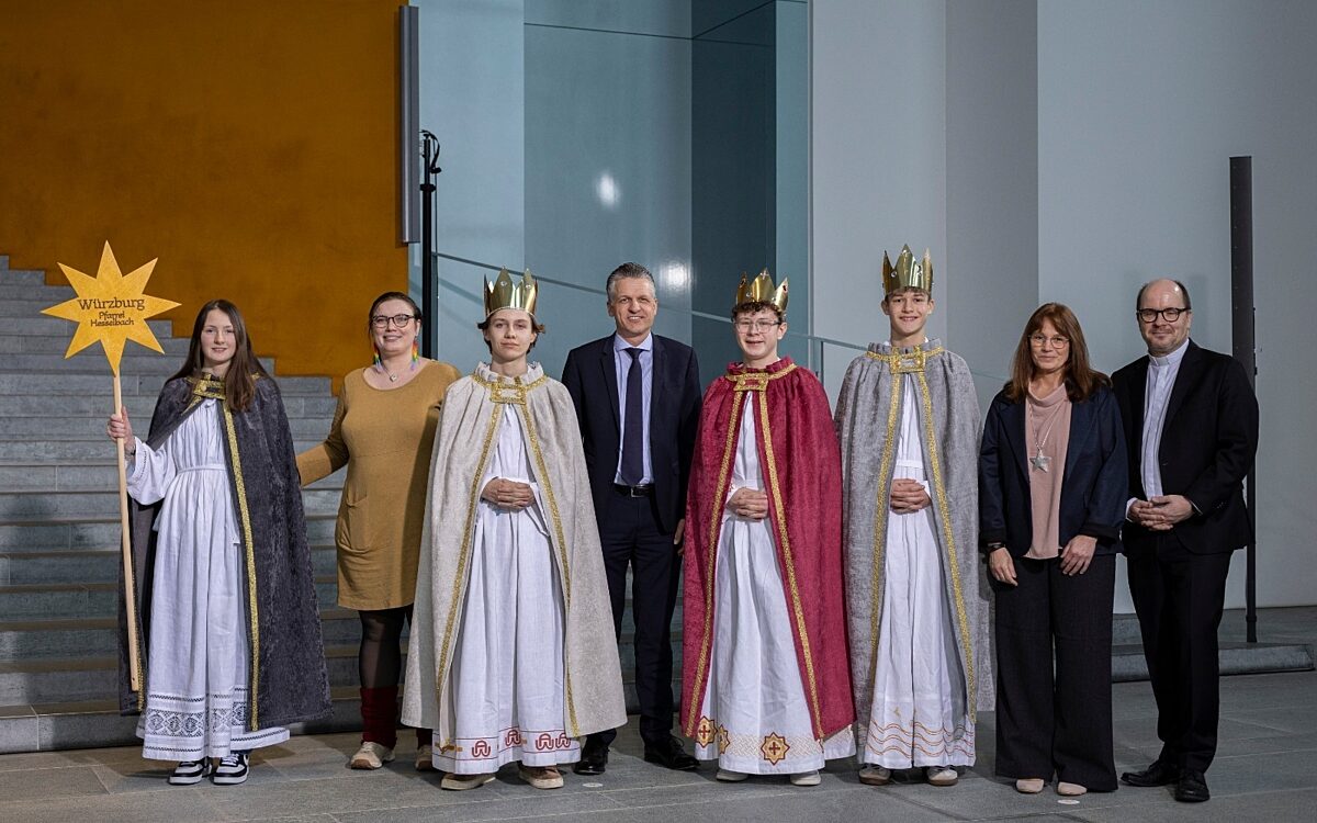 Die Sternsinger aus Üchtelhausen-Hesselbach mit Kanzleramtschef Thorsten Frei.
