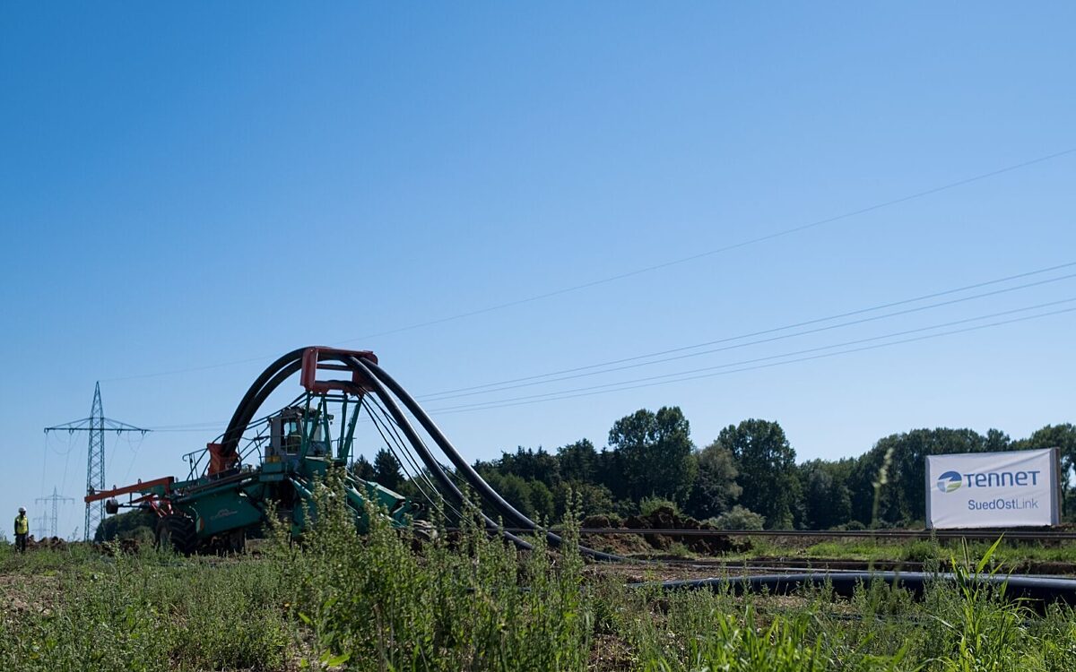Eine Stromleitung wird unter die Erde verlegt. Hier ein Beispielbild vom Bau des SuedOstLink.