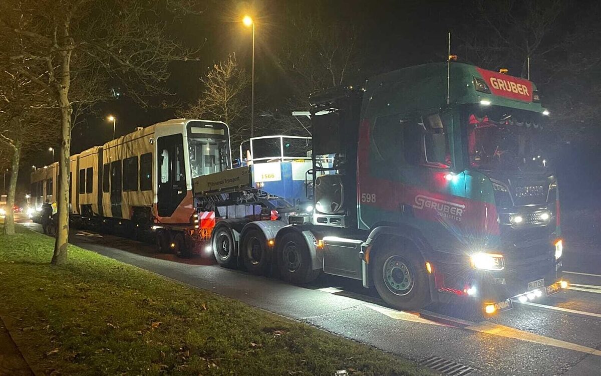 Die erste der neuen Würzburger Straßenbahnen wurde per Tieflader geliefert Die erste der neuen Würzburger Straßenbahnen wurde per Tieflader geliefert