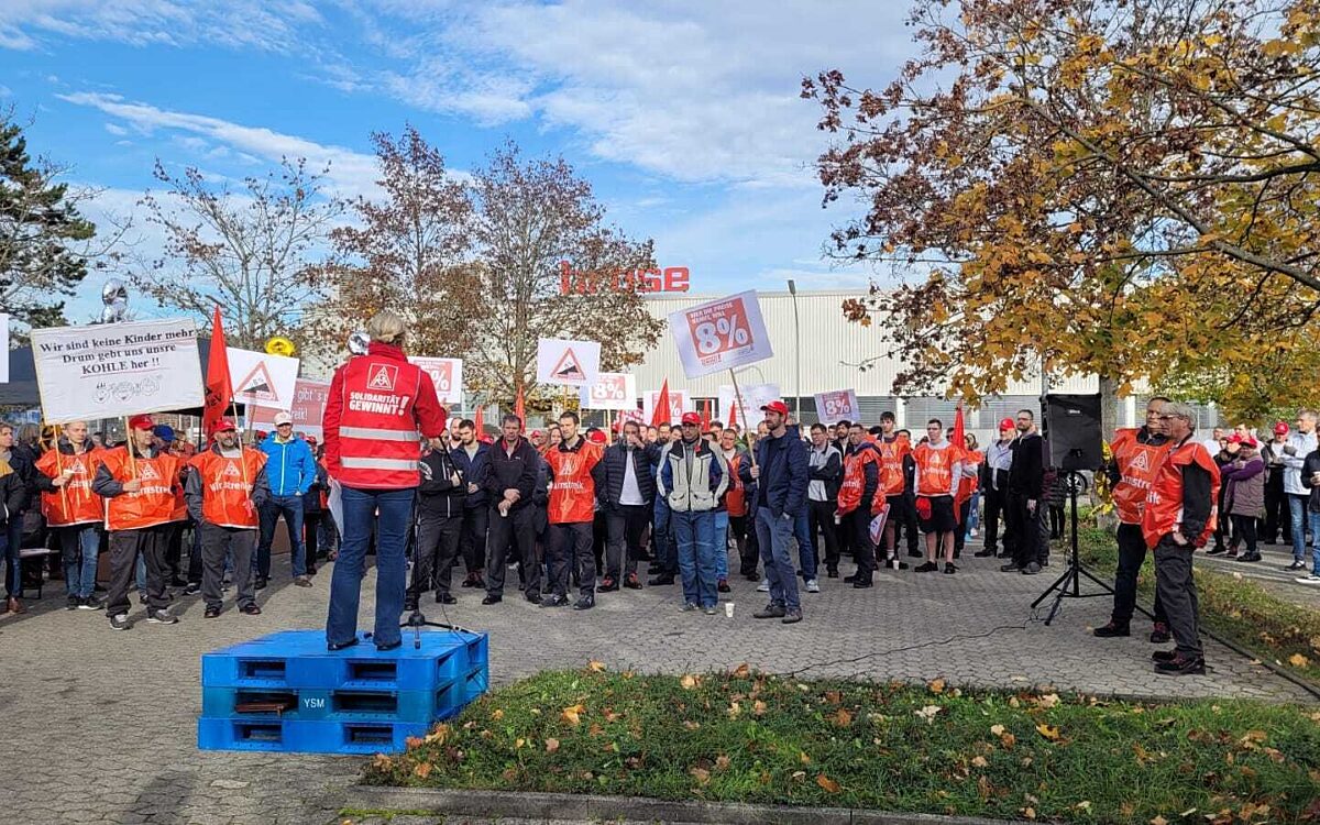 Angestellte von Brose in Würzburg streiken vor den Werkstoren Angestellte von Brose in Würzburg streiken vor den Werkstoren