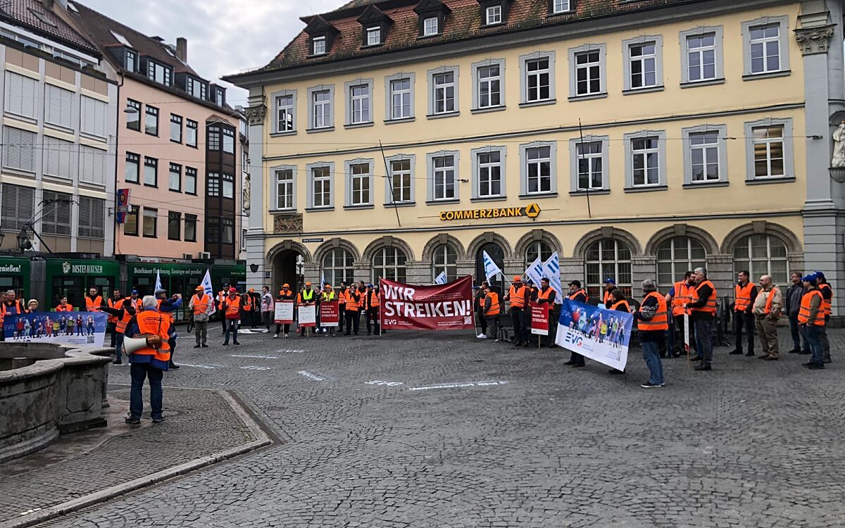 Streikende EVG-Mitglieder bei einer Kundgebung am 21.4. am Vierröhrenbrunnen Streikende EVG-Mitglieder bei einer Kundgebung am 21.4. am Vierröhrenbrunnen