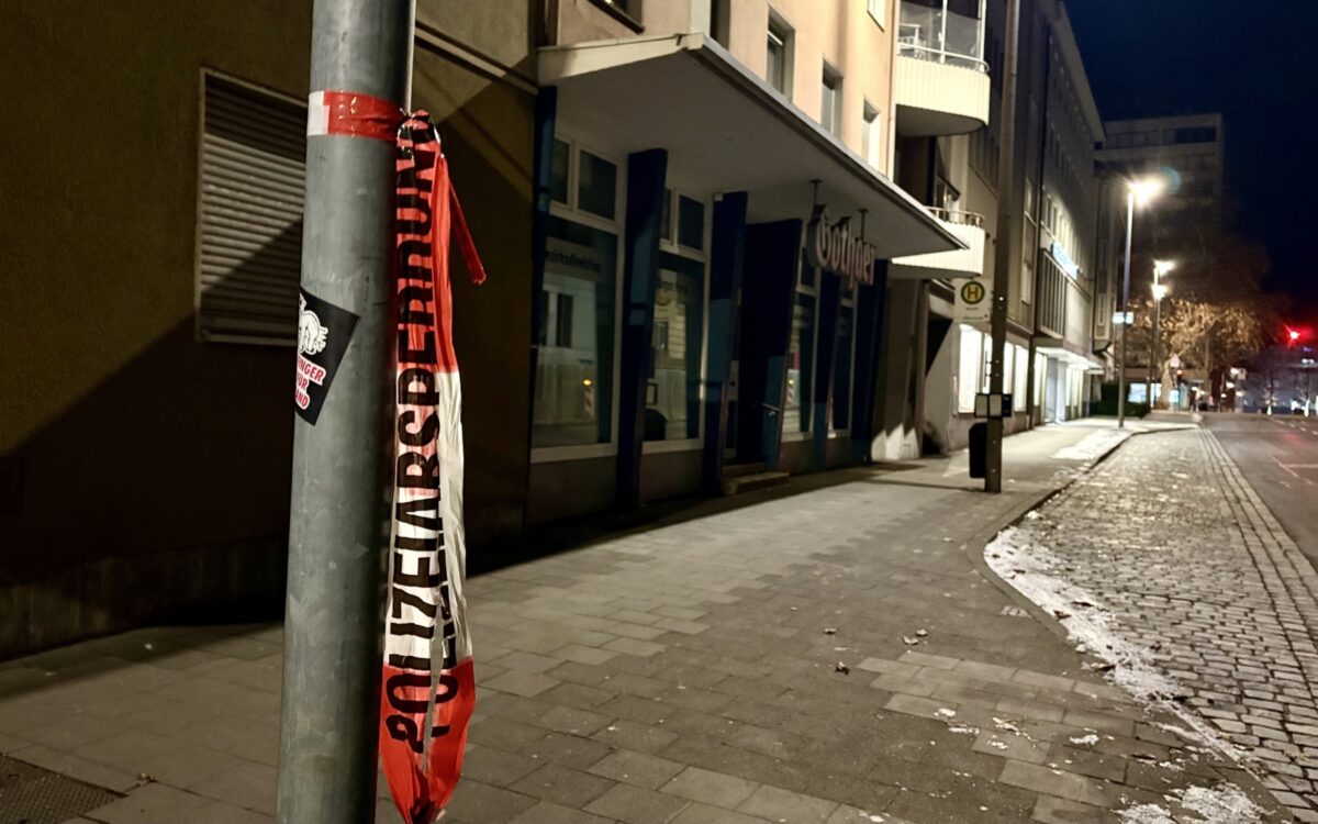 Ein Absperrband der Polizei hängt an einer Straßenlaterne an einem Tatort in der Schweinfurter Luitpoldstraße Ein Absperrband der Polizei hängt an einer Straßenlaterne an einem Tatort in der Schweinfurter Luitpoldstraße