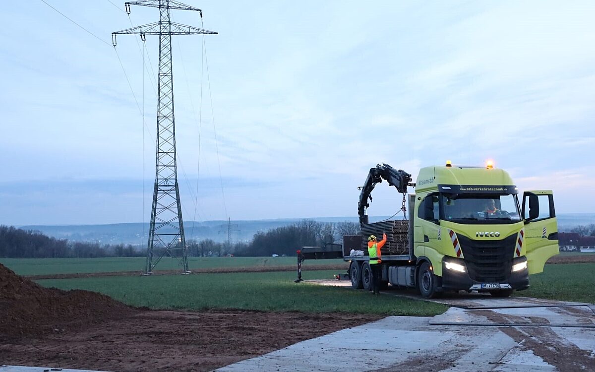 Mit Platten wurde für einen LKW ein Weg zum beschädigten Strommast gebahnt Mit Platten wurde für einen LKW ein Weg zum beschädigten Strommast gebahnt
