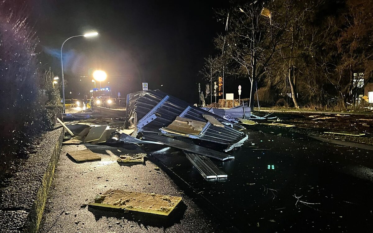 Das kaputte Dach der Erich-Kästner-Schule Kitzingen Das kaputte Dach der Erich-Kästner-Schule Kitzingen