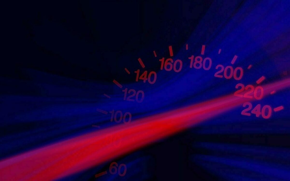 Tachoanzeige Die Tachoanzeige eines Autos bei 220