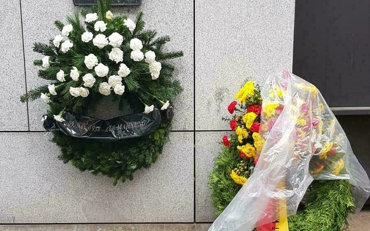 Eine Gedenktafel am Standort der ehemaligen Synagoge in Würzburg Eine Gedenktafel am Standort der ehemaligen Synagoge in Würzburg