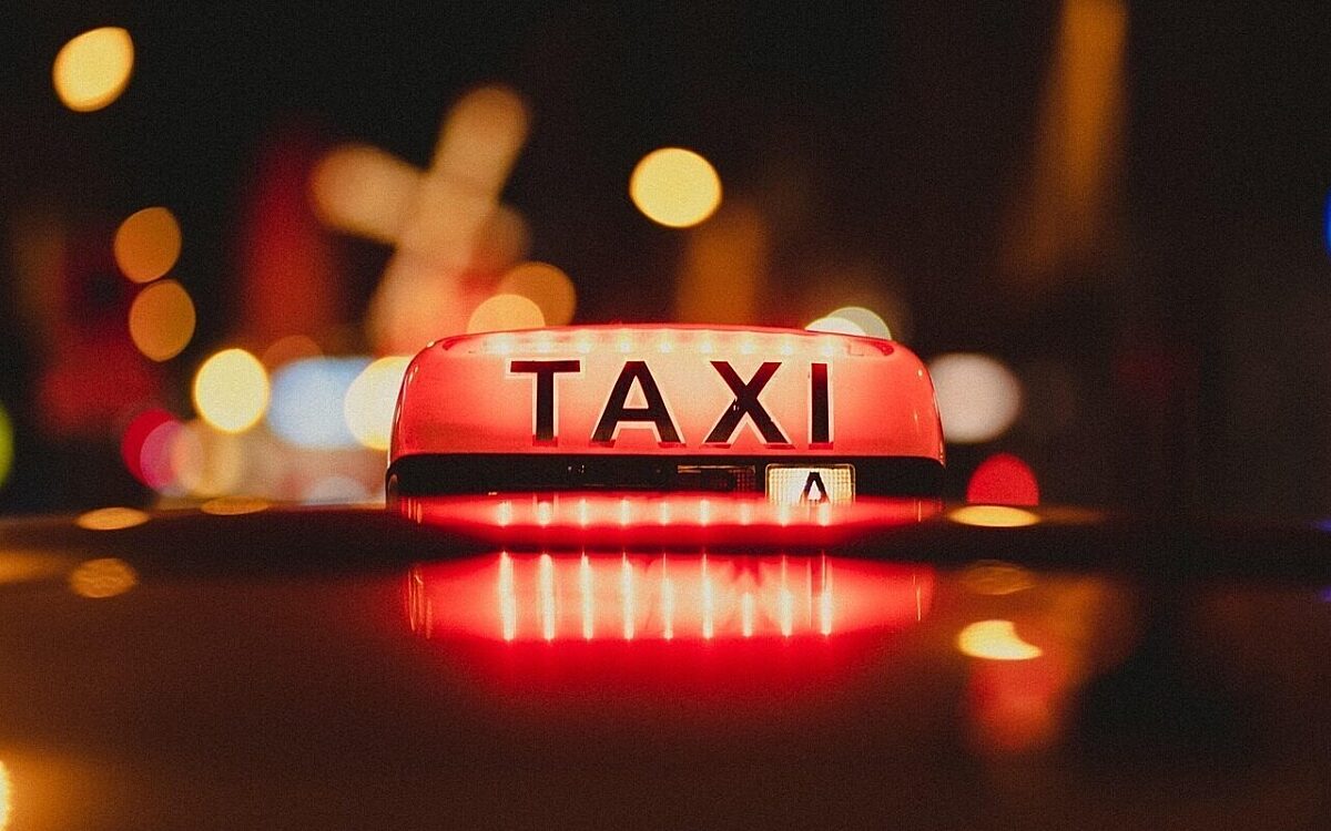 Taxi symbol auf autodach bei nacht pixabay jpg