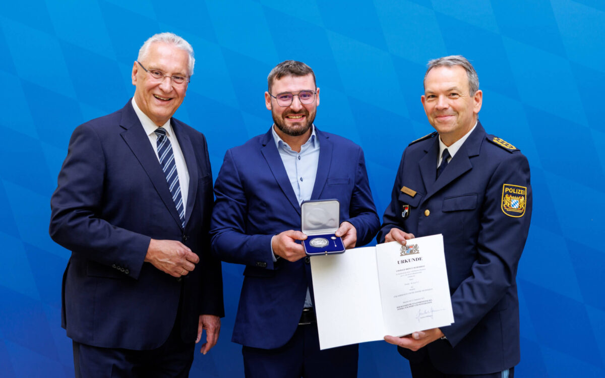 Thomas Köpplin (Mitte) mit Bayerns Innenminister Joachim Herrmann (rechts) Thomas Köpplin (Mitte) mit Bayerns Innenminister Joachim Herrmann (rechts)