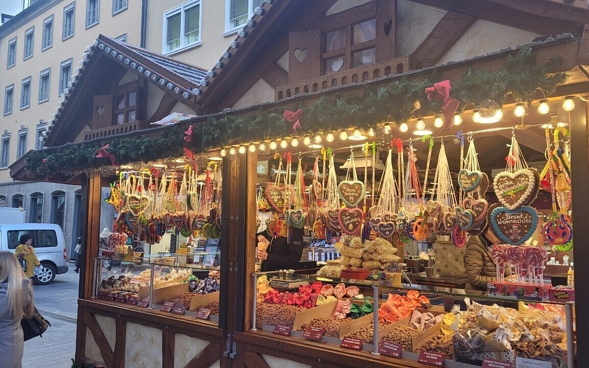 Eine Süßigkeiten-Bude auf dem Würzburger Weihnachtsmarkt Eine Süßigkeiten-Bude auf dem Würzburger Weihnachtsmarkt