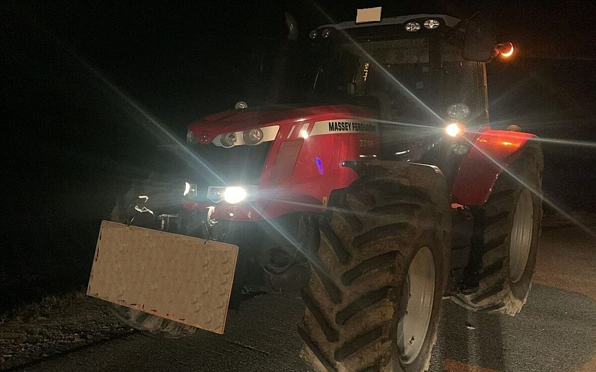 Ein Traktor bei einer Protestveransaltung Ein Traktor bei einer Protestveransaltung