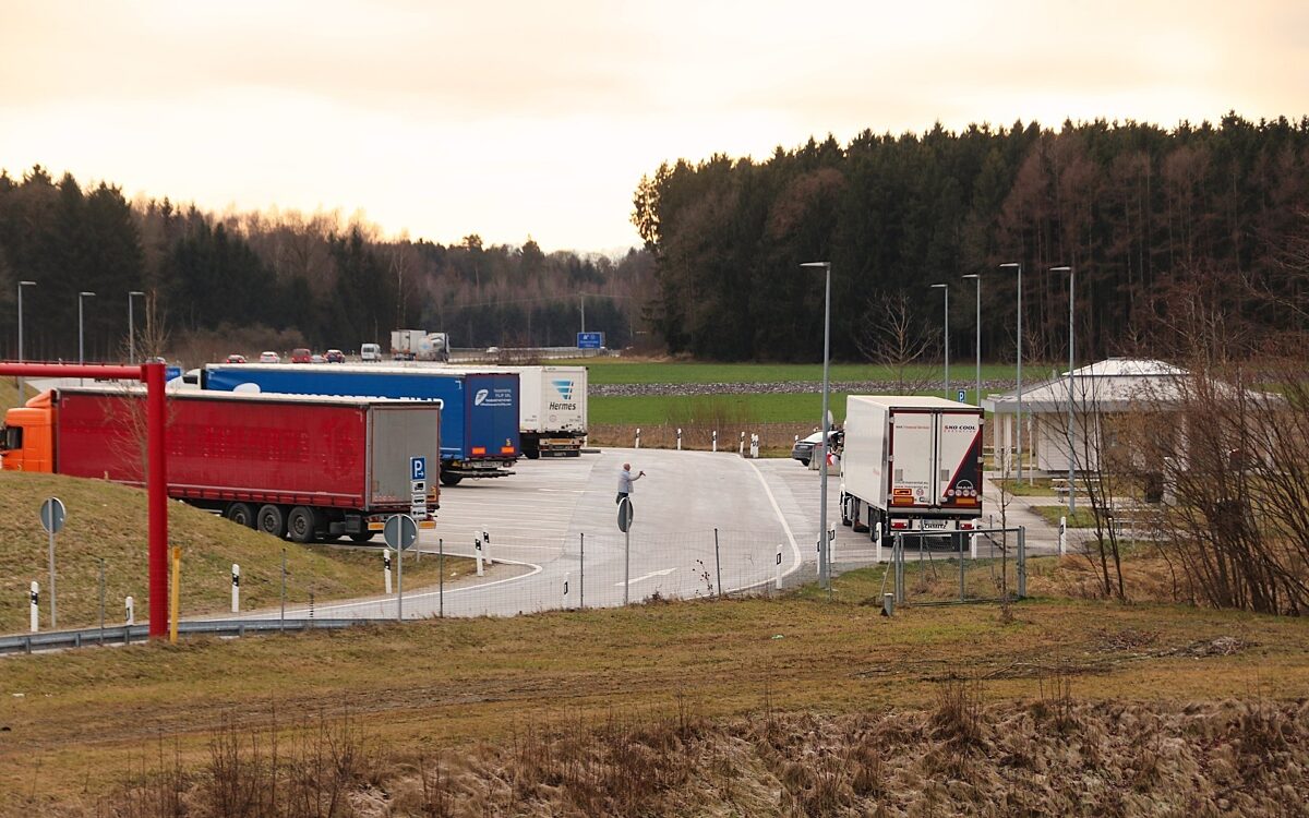 LKW auf Parkplatz LKW auf Parkplatz