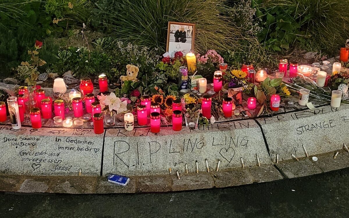 Verwandte, Freunde und Passanten haben Blumen, Kerzen und Botschaften für den getöteten 28-Jährigen am Kreisverkehr am Stift Haug hinterlassen Verwandte, Freunde und Passanten haben Blumen, Kerzen und Botschaften für den getöteten 28-Jährigen am Kreisverkehr am Stift Haug hinterlassen