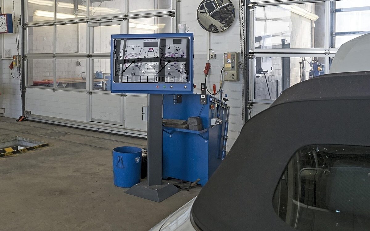 Symbolbild Auto beim TÜV