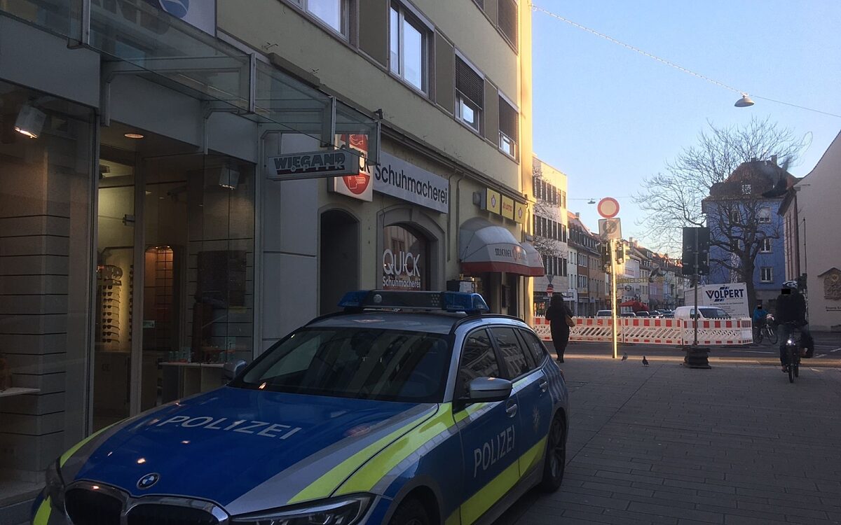 Ein Polizeiauto steht vor dem überfallenen Tabakladen in der Eichhornstraße Ein Polizeiauto steht vor dem überfallenen Tabakladen in der Eichhornstraße