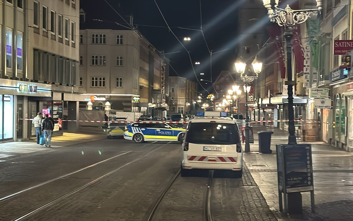 Der Tatort rund um den Juwelier in der Würzburger Domstraße ist von der Polizei abgeriegelt. Der Tatort rund um den Juwelier in der Würzburger Domstraße ist von der Polizei abgeriegelt.