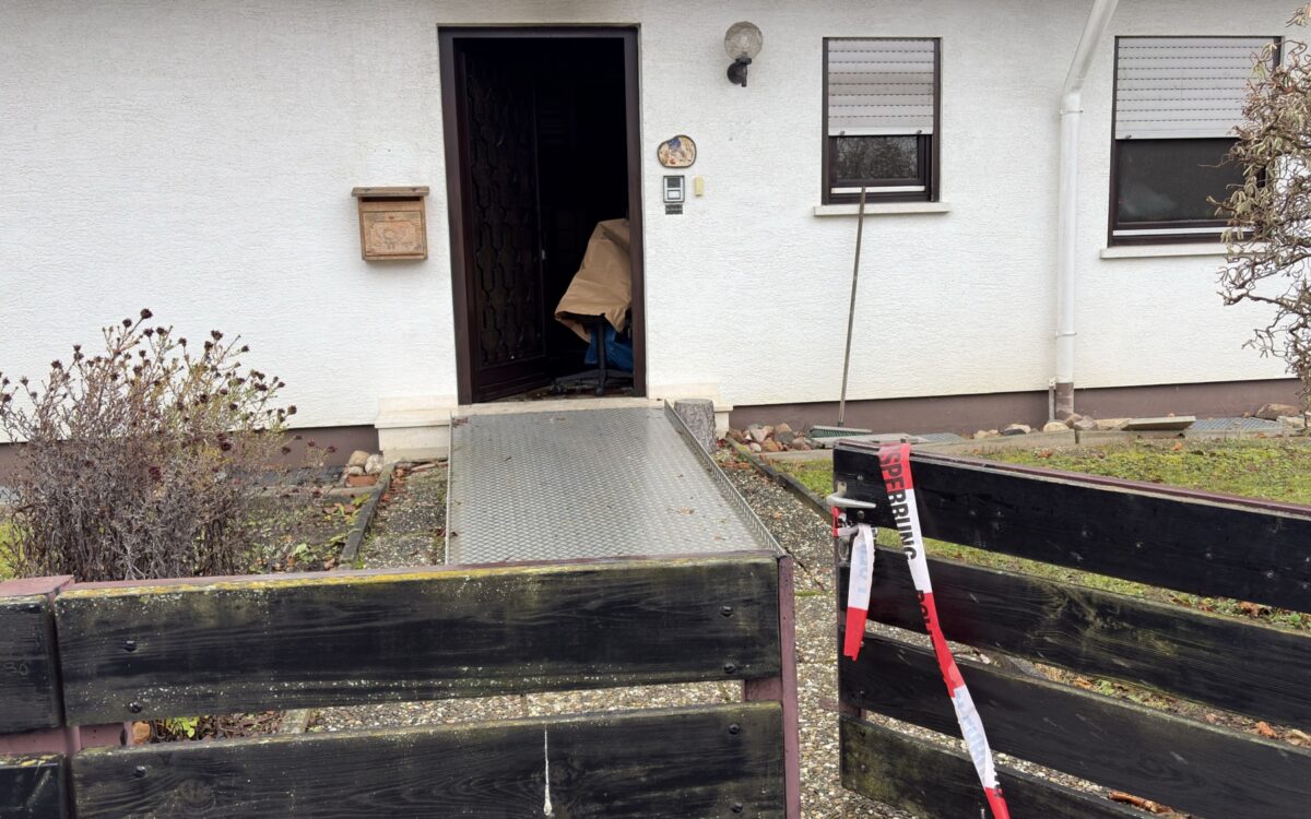 Ein Absperrband der Polizei hängt über dem Gartentor des Hauses, in dem ein Senior brutal überfallen wurde. News 5 Überfall Mainbernheim