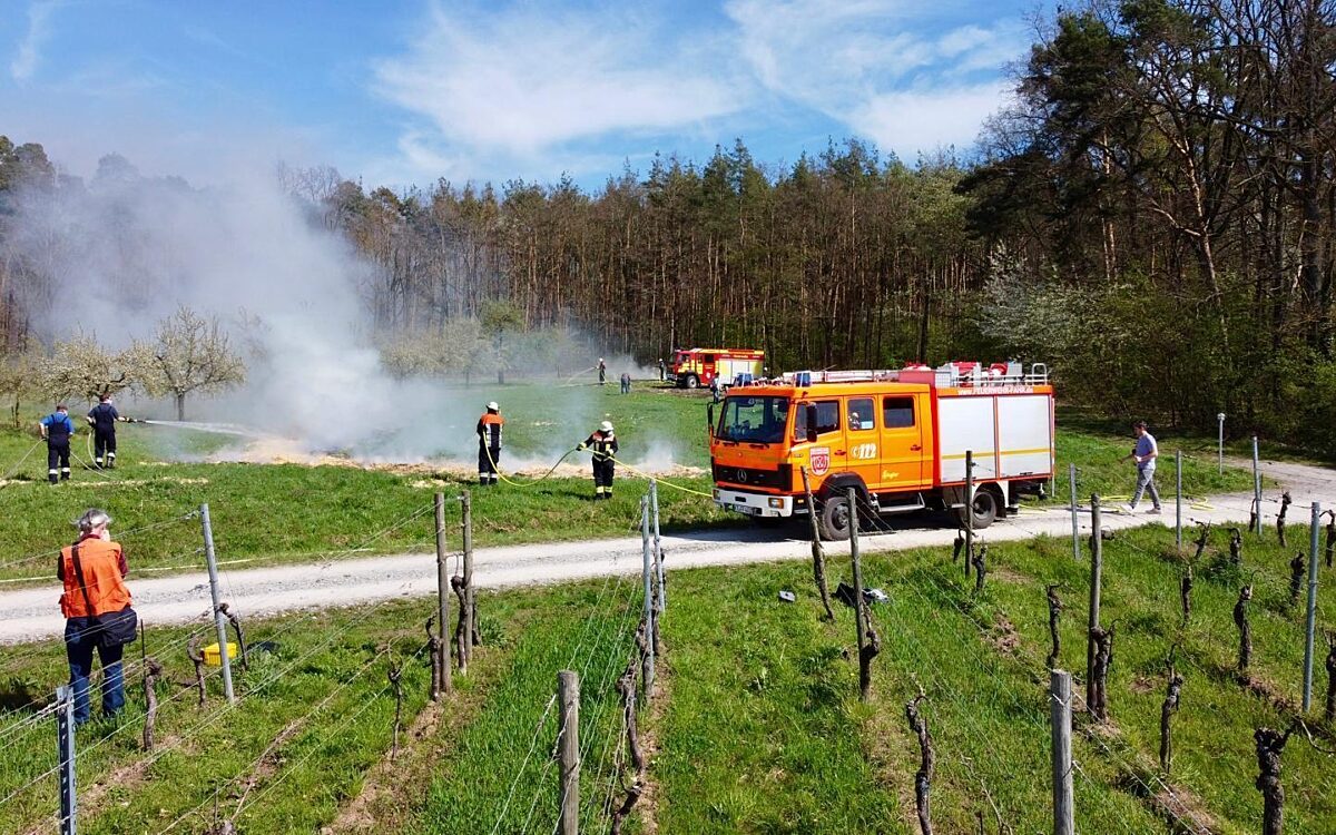 Die Feuerwehr Volkach übt einen Feldbrand Die Feuerwehr Volkach übt einen Feldbrand