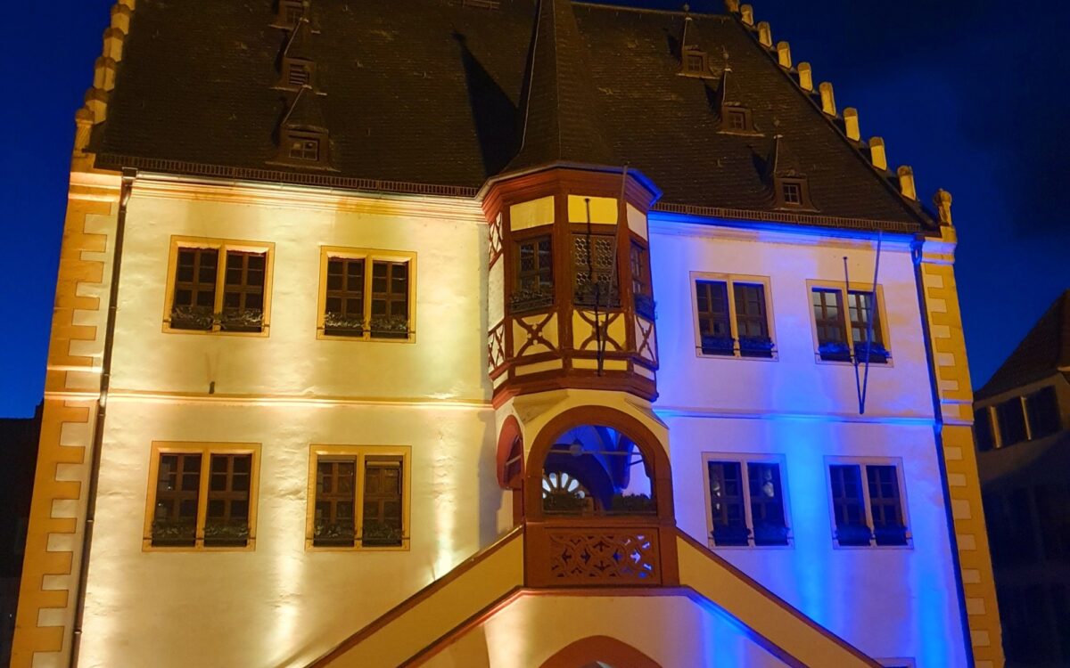 Das Rathaus in Volkach leuchtet in den Farben der Ukraine Das Rathaus in Volkach leuchtet in den Farben der Ukraine